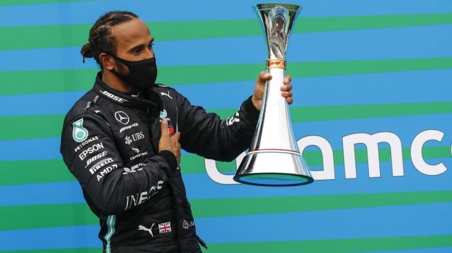 Selebrasi pebalap Mercedes, Lewis Hamilton usai menjurai F1 GP Hungaria 2020 di Sirkuit Hungaroring, Budapest, Minggu (19/7/2020) malam WIB. [Leonhard Foeger / POOL / AFP]