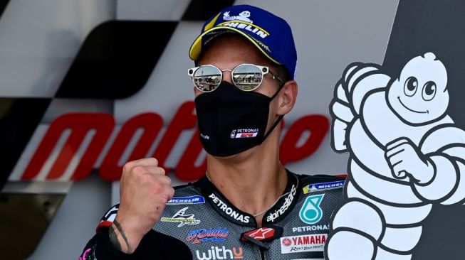 Ekspresi kegembiraan pebalap Petronas Yamaha SRT, Fabio Quartararo usai memenangi MotoGP Spanyol 2020 di Sirkuit Jerez, Minggu (19/7/2020) malam WIB. [JAVIER SORIANO / AFP]
