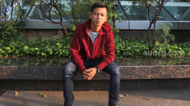 Aris Munandar alias Ariel 'Noah' KW bergaya saat ditemui di Kawasan Tandean, Jakarta Selatan, Senin (6/7). [Suara.com/Alfian Winanto]