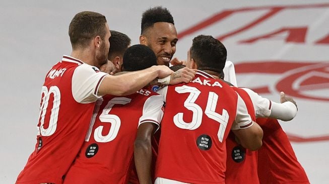 Striker Arsenal Pierre-Emerick Aubameyang merayakan gol keduanya bersama temana-temanya selama pertandingan semifinal Piala FA antara Arsenal melawan Manchester City di Stadion Wembley, London, Inggris, Minggu (19/7) dini hari WIB.  [JUSTIN TALLIS / POOL / AFP]