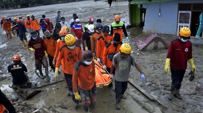 Kantong jenazah korban banjir bandang di Desa Radda, Kabupaten Luwu Utara, Sulawesi Selatan, Sabtu (18/7/2020).   [ANTARA FOTO/Abriawan Abhe]

