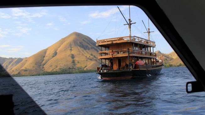 Kapal wisata phinisi berlabuh di perairan Golo Mori, Kecamatan Komodo, Manggarai Barat, NTT, Sabtu (18/07/2020). [ANTARA FOTO/Kornelis Kaha]