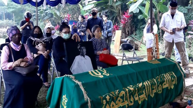 Suasana pemakaman Sapardi Djoko Damono [Suara.com/Yuliani]