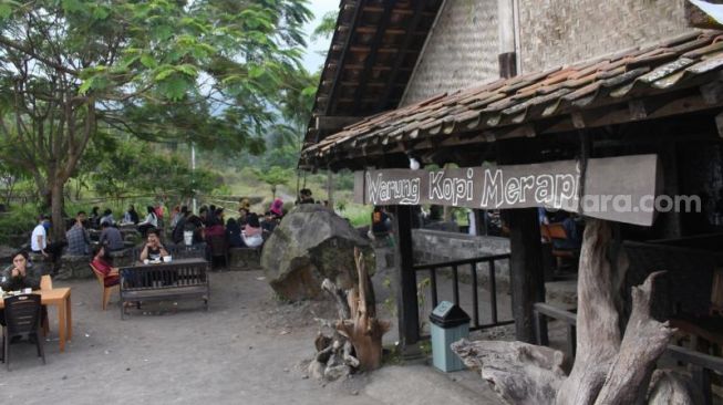 Suasana kedai Kopi Merapi yang berada di lereng Gunung Merapi, Desa Kepuharjo, Kecamatan Cangkringan, Kabupaten Sleman, Sabtu (18/7/2020) - (SuaraJogja.id/Muhammad Ilham Baktora)