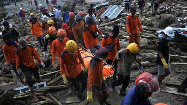 Aktivitas pencarian jenazah korban banjir bandang di Desa Radda, Kabupaten Luwu Utara, Sulawesi Selatan, Sabtu (18/7/2020).   [ANTARA FOTO/Abriawan Abhe]
