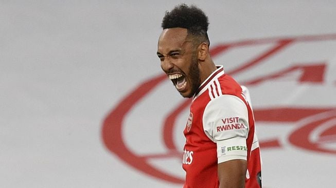 Striker Arsenal Pierre-Emerick Aubameyang merayakan gol kedua selama pertandingan semifinal Piala FA antara Arsenal melawan Manchester City di Stadion Wembley, London, Inggris, Minggu (19/7) dini hari WIB. [JUSTIN TALLIS / POOL / AFP]