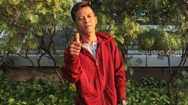 Aris Munandar alias Ariel 'Noah' KW berpose saat ditemui di Kawasan Tandean, Jakarta Selatan, Senin (6/7). [Suara.com/Alfian Winanto]