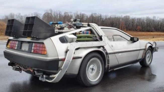 Mobil De Lorean dari Back To The Future. (autoclassics.com)