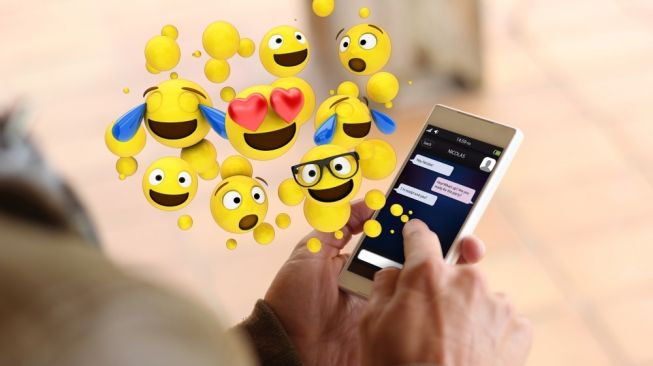 Ilustrasi penggunaan emoji di smartphone. [Shutterstock]