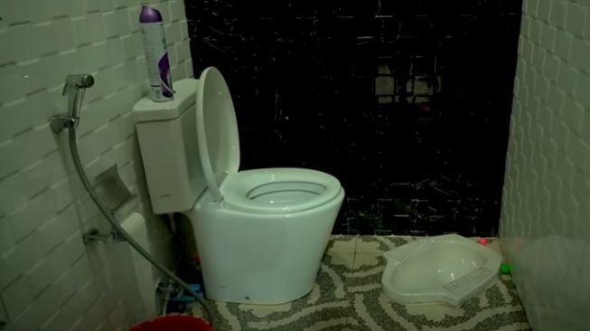 Penampakan WC di rumah Ayu Ting Ting [YouTube/ Qiss You TV]