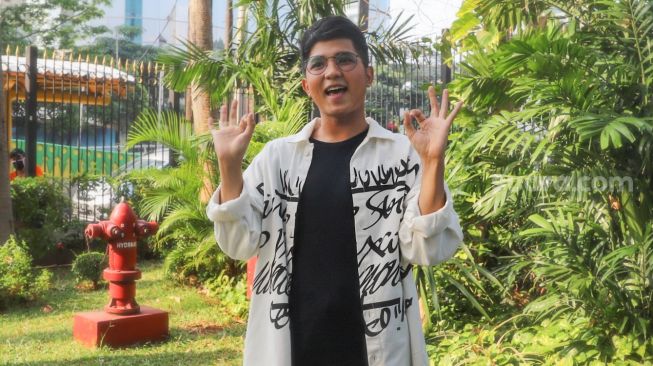 Pose Pedangdut Jirayut Afisan saat ditemui di Kawasan Tandean, Jakarta Selatan, Senin (20/7). [Suara.com/Alfian Winanto]