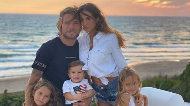 Ciro Immobile bersama sang istri Jessica Melena dan ketiga anaknya. (Instagram/jessicamelena)