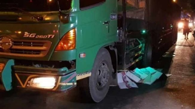 Gagal Nyalip Truk, Emak-emak Naik Motor Jatuh Terlindas di Kolong Trailer