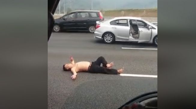 Pria nekat 'Yoga' di tengah jalan. (Dok: Facebook/Samson Singh Nejar)