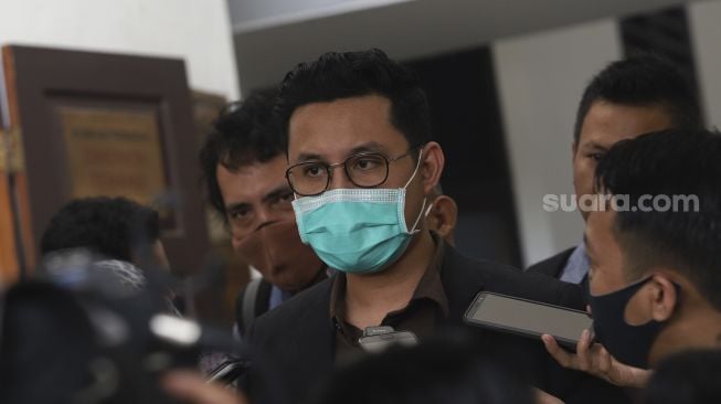 Kuasa hukum Djoko Tjandra, Andri Putra Kusuma menjawab pertanyaan dari awak media usai menjalani sidang Peninjauan Kembali (PK) yang diajukan oleh buronan kasus korupsi Cassie Bank Bali, Djoko Tjandra di Pengadilan Negeri Jakarta Selatan, Senin (20/7/2020). [Suara.com/Angga Budhiyanto]