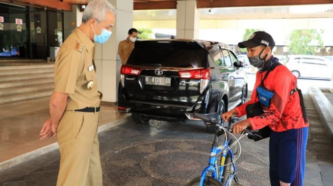 Dengan Alasan Tak Biasa, Aris Setyawan Sepedaan 192 Km Temui Ganjar Pranowo