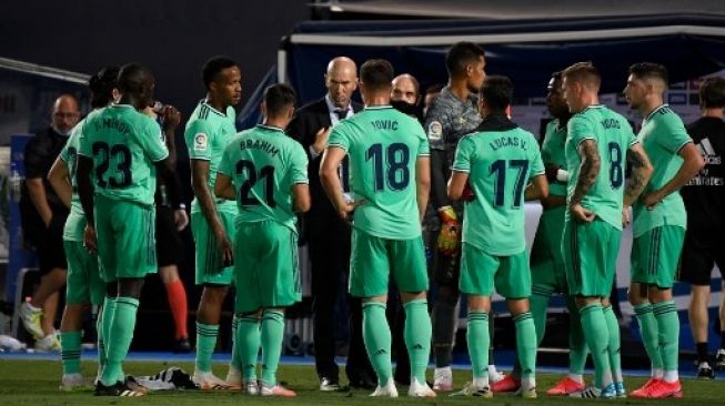 Pelatih Real Madrid Zinedine Zidane berbicara kepada para pemainnya saat menghadapi Leganes di pekan terakhir Liga Spanyol di Estadio Municipal Butarque. PIERRE-PHILIPPE MARCOU / AFP