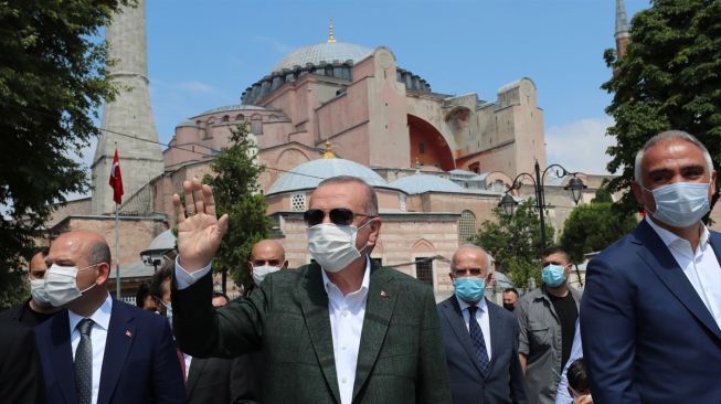 Presiden Turki Recep Tayyip Erdogan mengunjungi Masjid Hagia Sophia yang akan dibuka pada 24 Juli untuk beribadah setelah 86 tahun, dengan menggelar salat Jumat di Istanbul, Turk pada 19 Juli 2020. [Foto/Anadolu Agency]