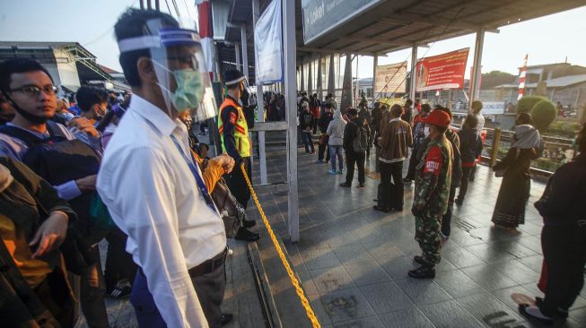 Sejumlah calon penumpang kereta rel listrik (KRL) antre memasuki Stasiun Bojong Gede, Kabupaten Bogor, Jawa Barat, Senin (20/7/2020). [ANTARA FOTO/Yulius Satria Wijaya]