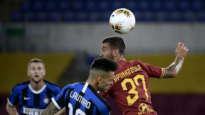 Bek AS Roma Leonardo Spinazzola (kanan) bersaing untuk mendapatkan bola dengan pemain depan Inter Milan Lautaro Martinez selama pertandingan sepak bola Serie A Italia antara AS Roma melawan Inter Milan di Stadion Olimpico, Roma, Italia, Senin (20/7) dini hari WIB. [Filippo MONTEFORTE / AFP]