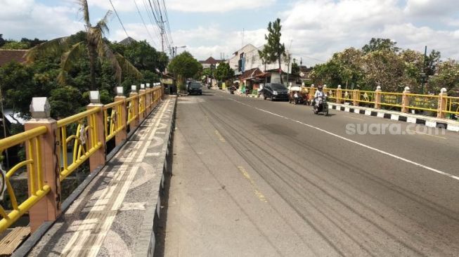 Jembatan Tamansari, lokasi sepeda motor menunggu nenek yang diduga dipaksa berjualan di Mancasan, Wirobrajan, Kota Yogyakarta, Senin (20/7/2020). - (SuaraJogja.id/Muhammad Ilham Baktora)