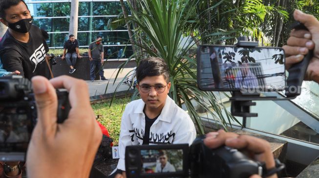 Pedangdut Jirayut Afisan saat ditemui awak media di Kawasan Tandean, Jakarta Selatan, Senin (20/7). [Suara.com/Alfian Winanto]