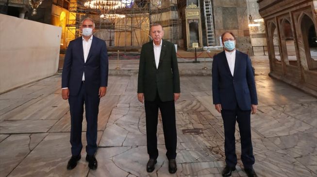 Presiden Turki Recep Tayyip Erdogan bersama jajarnya mengunjungi Masjid Hagia Sophia yang akan dibuka pada 24 Juli untuk beribadah setelah 86 tahun, dengan menggelar salat Jumat di Istanbul, Turk pada 19 Juli 2020. [Foto/Anadolu Agency]