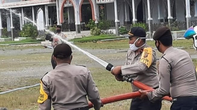 Daalm simulasi menggunakan modifikasi Bhabinkamtibmas Aceh, api berhasil dipadamkan [FOTO ANTARA/HO-Polsek Kuala Polres Nagan Raya]