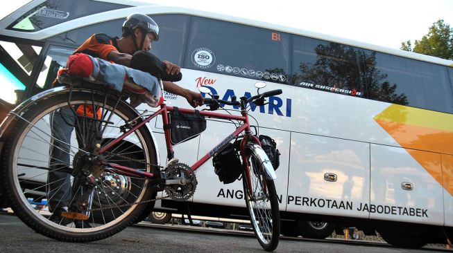 Pekerja pengguna sepeda bersiap naik bus gratis di pool bus Damri, Botani Square, Kota Bogor, Jawa Barat, Senin (20/7/2020). ANTARA FOTO/Arif Firmansyah