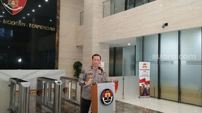 Karopenmas Mabes Polri Brigjen Awi Setiyono saat menggelar konferensi pers soal skandal surat sakti Brigjen Prasetijo Utomo yang terbitkan untuk buronan Djoko Tjandra. (Suara.com/M Yasir).