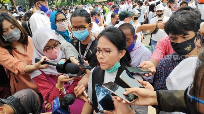 Ketua Asosiasi Pengusaha Hiburan Jakarta (Asphija), Hana Suryani di depan Gedung Balai Kota Jakarta. (Suara.com/Bagaskara).