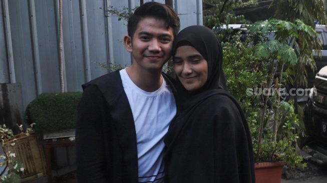 Rizki D'Academy dan istrinya Nadya Mustika berpose saat ditemui di Kawasan Tandean, Jakarta Selatan, Selasa (21/7). [Suara.com/Alfian Winanto]