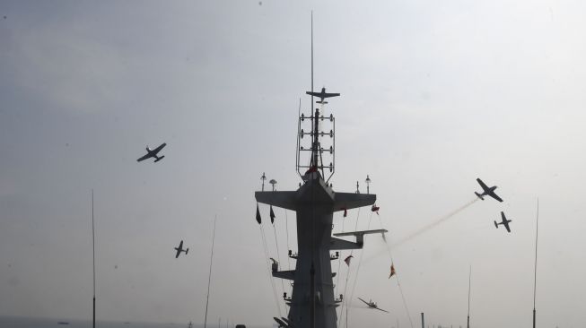 Penerbang TNI Angkatan Laut dari skuadron udara 200, Wing Udara 2, Pusat Penerbangan TNI AL, melakukan latihan tempur terbang formasi dengan pesawat Bonanza G-36 melintasi KRI Semarang di Perairan Teluk Jakarta, Selasa (21/7/2020).  [ANTARA FOTO/Muhammad Adimaja]