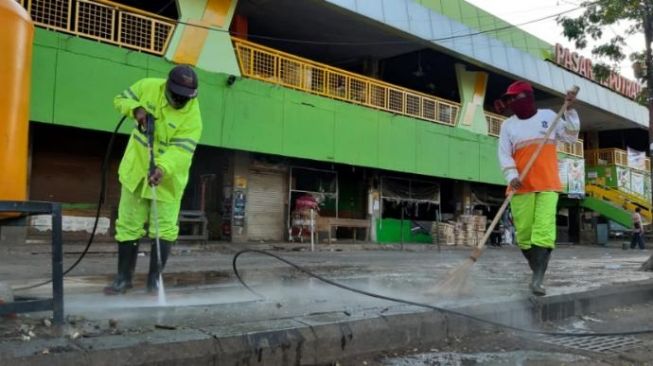 Hari Pertama Penutupan, Pasar Keputran Disemprot Disinfektan