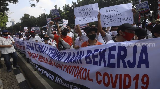 Sejumlah massa yang tergabung dalam Asosiasi Pengusaha Hiburan Jakarta (Asphija) melakukan aksi unjuk rasa di depan Balai Kota DKI Jakarta, Selasa (21/7/2020). [Suara.com/Angga Budhiyanto] 