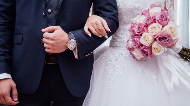 Pengantin Pria Mewek Selama Acara Pernikahan, Tangisannya Dipertanyakan