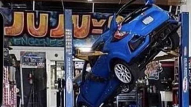 Apes! Honda Civic Terjungkal Seketika Saat Ganti Oli, Pemilik Emosi