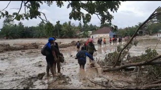 Aksi Mapala UMI Tembus Lumpur Sejauh 3 Km Evakuasi Seorang Nenek di Luwu