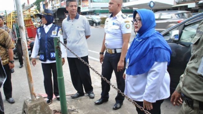 Jaga Jarak Aman, Dishub Pontianak Bangun Markah Jalan Batas Henti Kendaraan