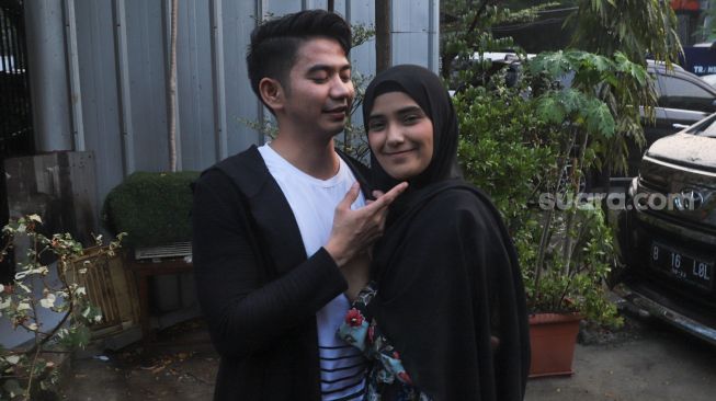 Rizki D'Academy dan istrinya Nadya Mustika bergaya mesra didepan kamera saat ditemui di Kawasan Tandean, Jakarta Selatan, Selasa (21/7). [Suara.com/Alfian Winanto]
