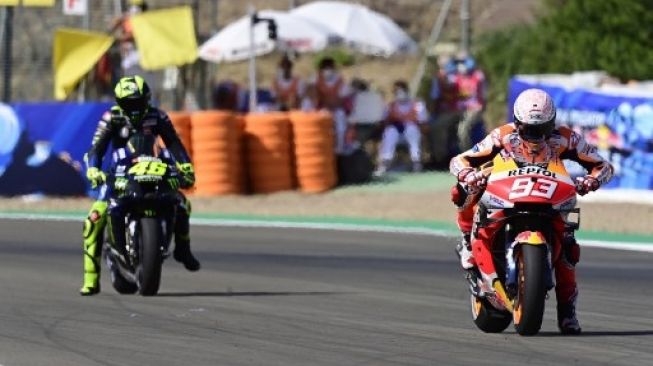 Pebalap Monster Energy Yamaha Valentino Rossi (belakang) dan pebalap Repsol Honda Marc Marquez bersiap dalam balap di sirkuit Jerez, Minggu (19/7/2020). [AFP]