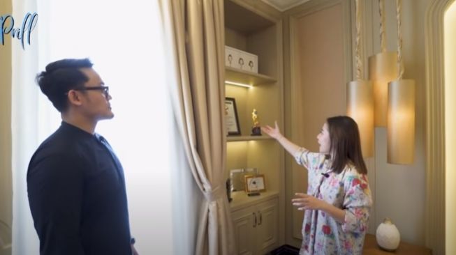 Potret kamar Prilly Latuconsina [YouTube/Prilly Latuconsina]