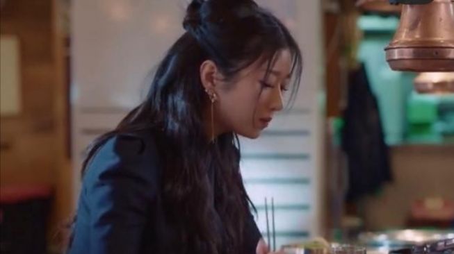 Makan di Restoran BBQ, Harga Outfit Seo Ye Ji Fantastis