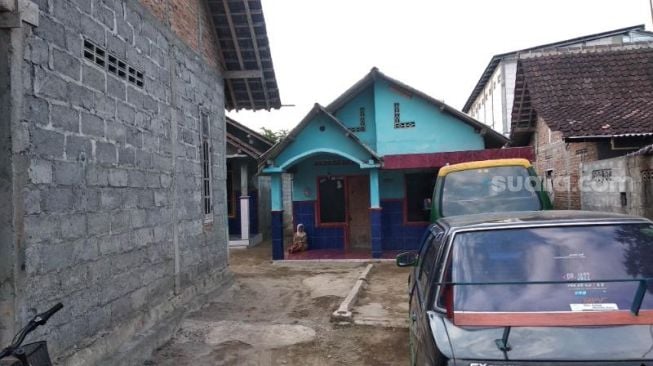 Suasana rumah Mbah Sudi dan Supriyono di Dusun Jambon, Desa Trihanggo, Kecamatan Gamping, Sleman, Selasa (21/7/2020). - (SuaraJogja.id/Muhammad Ilham Baktora)