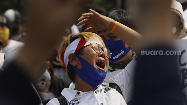 Sejumlah massa yang tergabung dalam Asosiasi Pengusaha Hiburan Jakarta (Asphija) melakukan aksi unjuk rasa di depan Balai Kota DKI Jakarta, Selasa (21/7/2020). [Suara.com/Angga Budhiyanto] 