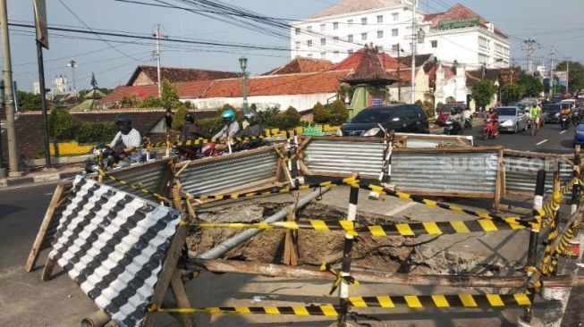 Sejumlah pengendara melintas di sekitar lubang galian PDAM di Jalan Panembahan Senopati, Prawirodirjan, Gondomanan, Kota Yogyakarta, Selasa (21/7/2020). - (SuaraJogja.id/Muhammad Ilham Baktora)