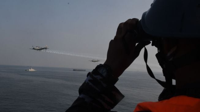 Perajurit TNI Angkatan Laut melakukan latihan tempur di KRI Semarang, Perairan Teluk Jakarta, Selasa (21/7/2020). [ANTARA FOTO/Muhammad Adimaja]