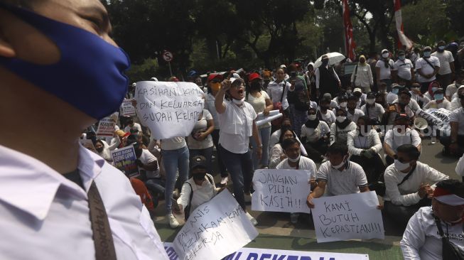 Sejumlah massa yang tergabung dalam Asosiasi Pengusaha Hiburan Jakarta (Asphija) melakukan aksi unjuk rasa di depan Balai Kota DKI Jakarta, Selasa (21/7/2020). [Suara.com/Angga Budhiyanto] 