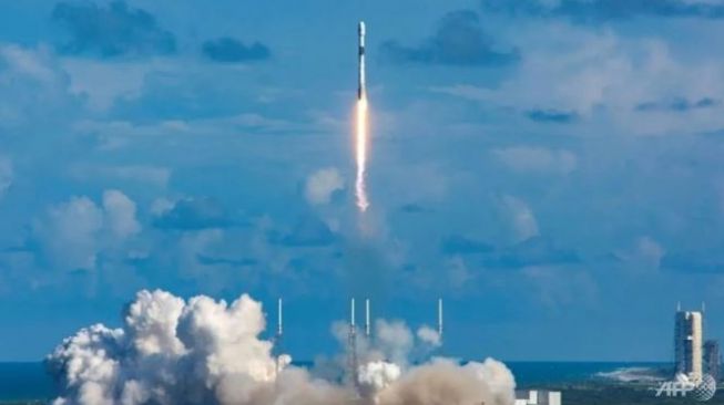 Roket Falcon 9 yang membawa ANASIS-II meluncur dari Stasiun Angkatan Udara Cape Canaveral. (AFP)