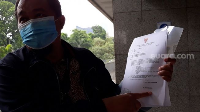 Koordinator Masyarakat Antikorupsi Indonesia (MAKI), Bonyamin Saiman saat ditemui di gedung DPR, Selasa (21/7/2020). (Suara.com/Bagaskara).